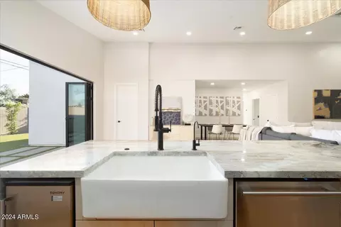 2437 E Highland Ave, Phoenix, AZ 85016 photo 8