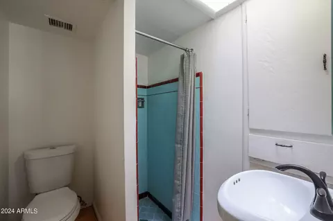 Bath - 5535 N 11th St, Phoenix, AZ 85014 photo 2 of 2