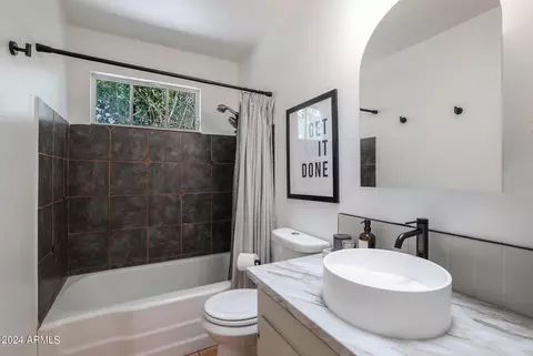 Bath - 5535 N 11th St, Phoenix, AZ 85014 photo 1 of 2