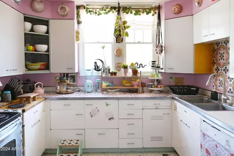 Kitchen - 200 E Vista St, Bisbee, AZ 85603 photo 5 of 6