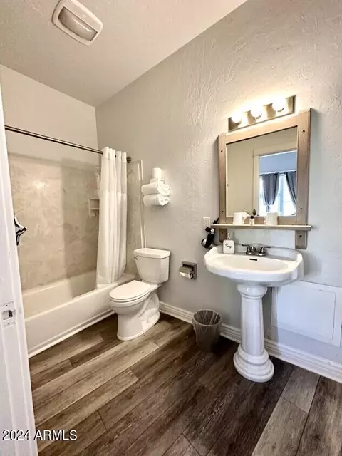 Bath - 1 Howell Ave, Bisbee, AZ 85603 photo 5 of 8