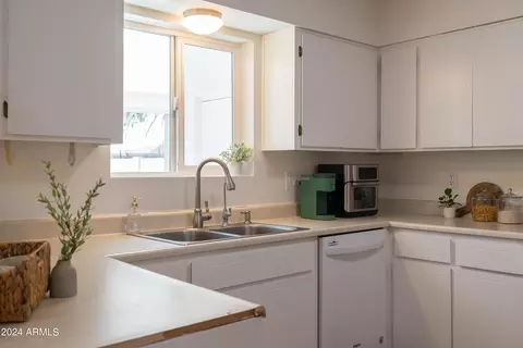 Kitchen - 335 E Carter Dr, Tempe, AZ 85282 photo 5 of 8