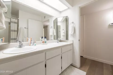 Bath - 335 E Carter Dr, Tempe, AZ 85282 photo 7 of 8