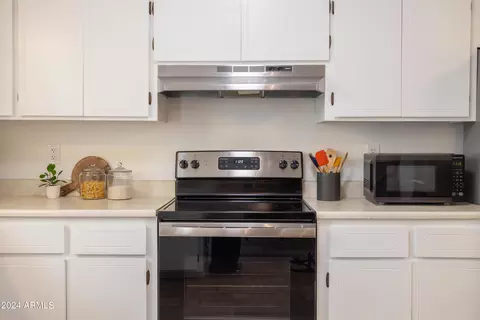 Kitchen - 335 E Carter Dr, Tempe, AZ 85282 photo 8 of 8