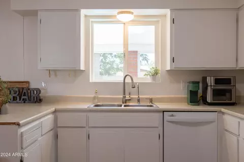 Kitchen - 335 E Carter Dr, Tempe, AZ 85282 photo 6 of 8