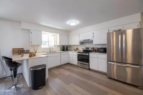 Kitchen - 335 E Carter Dr, Tempe, AZ 85282 photo 2 of 8