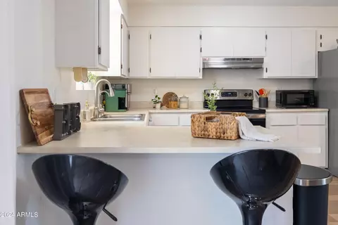 Kitchen - 335 E Carter Dr, Tempe, AZ 85282 photo 1 of 8