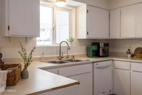 Kitchen - 335 E Carter Dr, Tempe, AZ 85282 photo 4 of 8