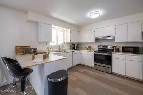 Kitchen - 335 E Carter Dr, Tempe, AZ 85282 photo 3 of 8