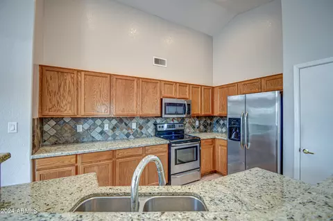 208 E Devon Dr, Gilbert, AZ 85296 photo 4