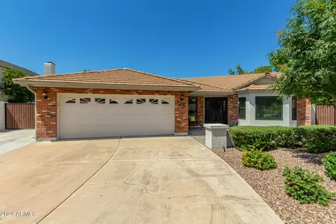 518 E Meadows Ln, Gilbert, AZ 85234