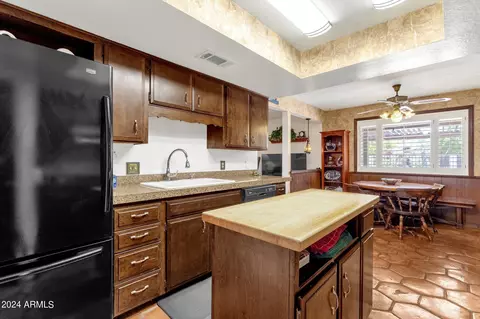 Kitchen - 3529 E Beryl Ln, Phoenix, AZ 85028 photo 4 of 6