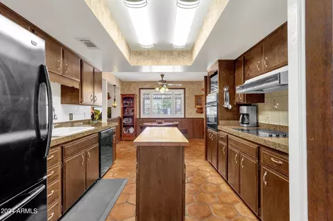 Kitchen - 3529 E Beryl Ln, Phoenix, AZ 85028 photo 2 of 6