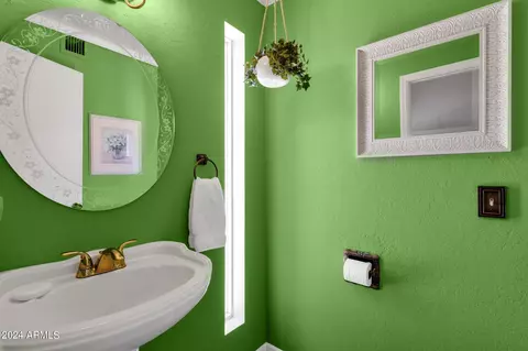 Bath - 3529 E Beryl Ln, Phoenix, AZ 85028 photo 1 of 6