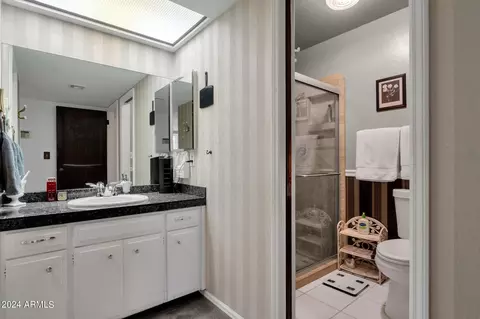 Bath - 3529 E Beryl Ln, Phoenix, AZ 85028 photo 3 of 6