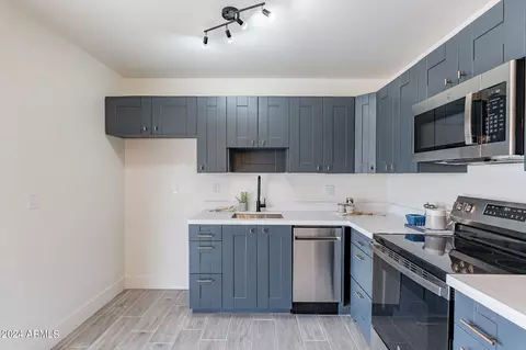Kitchen - 2120 E Greenway Rd, Phoenix, AZ 85022 photo 3 of 3
