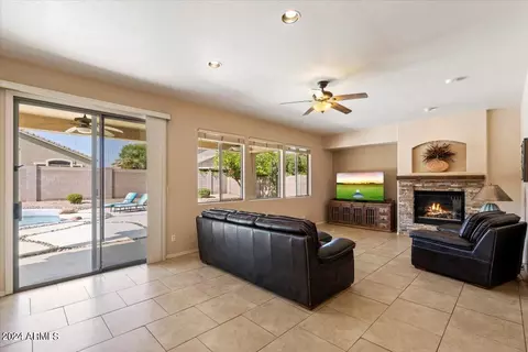 4826 E Robin Ln, Phoenix, AZ 85054 photo 9
