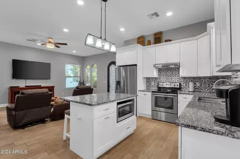 Kitchen - 5841 S Marin Ct, Gilbert, AZ 85298 photo 10 of 12
