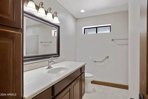 Bath - 637 E Leah Ln, Gilbert, AZ 85234 photo 9 of 10