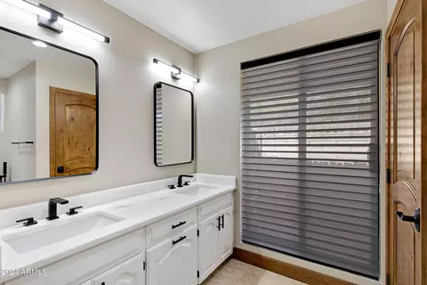 Bath - 637 E Leah Ln, Gilbert, AZ 85234 photo 3 of 10