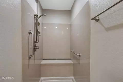 Bath - 637 E Leah Ln, Gilbert, AZ 85234 photo 8 of 10