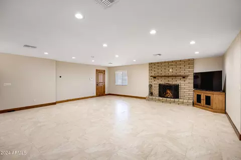 Living - 637 E Leah Ln, Gilbert, AZ 85234 photo 3 of 4