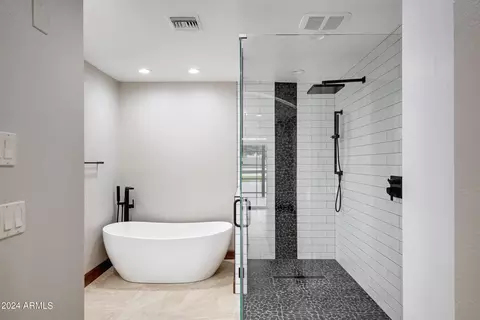 Bath - 637 E Leah Ln, Gilbert, AZ 85234 photo 1 of 10