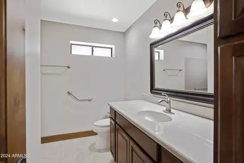 Bath - 637 E Leah Ln, Gilbert, AZ 85234 photo 7 of 10