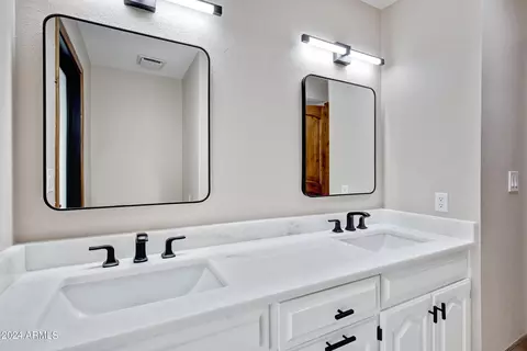 Bath - 637 E Leah Ln, Gilbert, AZ 85234 photo 5 of 10