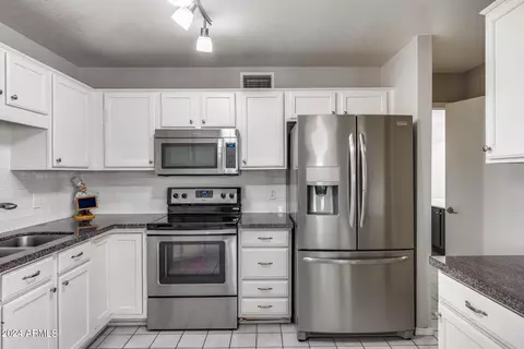 3035 E Topeka Dr, Phoenix, AZ 85050 photo 3