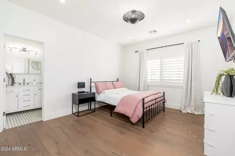 Bedroom - 5905 E Camelback Rd, Phoenix, AZ 85018 photo 6 of 8