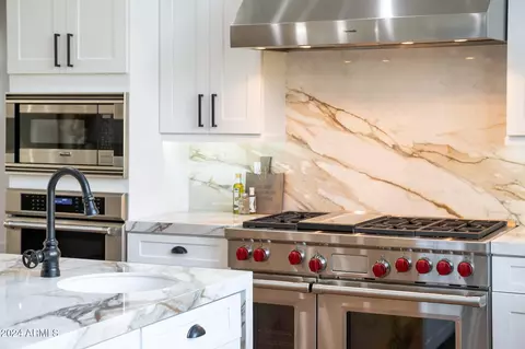 Kitchen - 5905 E Camelback Rd, Phoenix, AZ 85018 photo 11 of 13