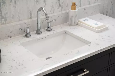 Bath - 5905 E Camelback Rd, Phoenix, AZ 85018 photo 9 of 11