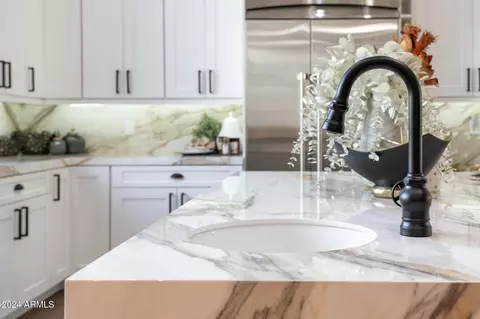 Kitchen - 5905 E Camelback Rd, Phoenix, AZ 85018 photo 12 of 13