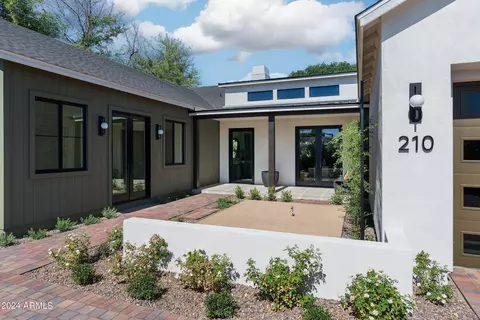 Exterior - 210 E Georgia Ave, Phoenix, AZ 85012 photo 3 of 4