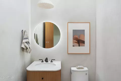 Bath - 210 E Georgia Ave, Phoenix, AZ 85012 photo 4 of 7