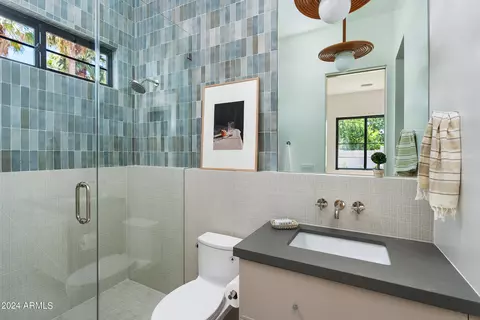 Bath - 210 E Georgia Ave, Phoenix, AZ 85012 photo 6 of 7