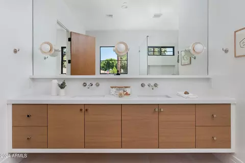 Bath - 210 E Georgia Ave, Phoenix, AZ 85012 photo 2 of 7