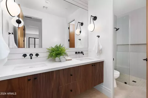Bath - 210 E Georgia Ave, Phoenix, AZ 85012 photo 7 of 7