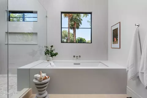 Bath - 210 E Georgia Ave, Phoenix, AZ 85012 photo 3 of 7