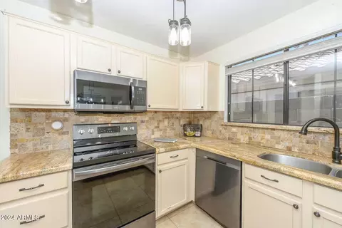 3317 E Blackhawk Dr, Phoenix, AZ 85050 photo 13
