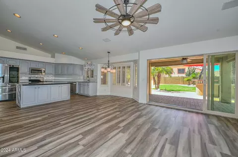 4031 E Robin Ln, Phoenix, AZ 85050 photo 6