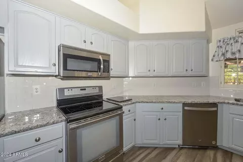 4031 E Robin Ln, Phoenix, AZ 85050 photo 9