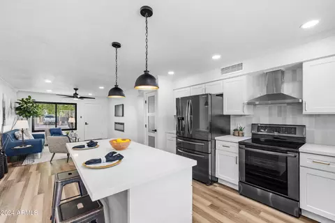 8 W Kristal Way, Phoenix, AZ 85027