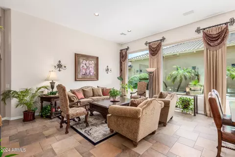 3807 E Crest Ln, Phoenix, AZ 85050 photo 5