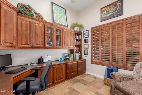 3807 E Crest Ln, Phoenix, AZ 85050 photo 4