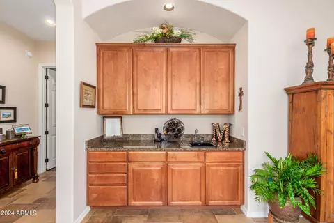 3807 E Crest Ln, Phoenix, AZ 85050 photo 8