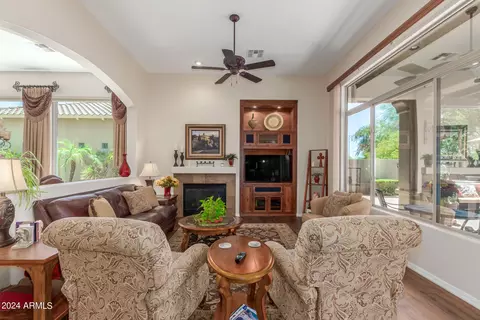 3807 E Crest Ln, Phoenix, AZ 85050 photo 9