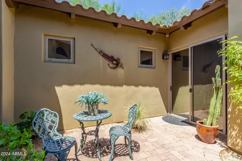 3807 E Crest Ln, Phoenix, AZ 85050 photo 2