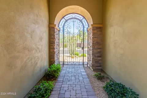 3807 E Crest Ln, Phoenix, AZ 85050